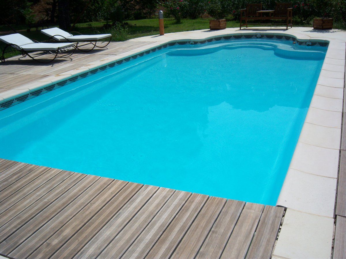 grand volume d\'eau dans piscine fond en pente - Photo piscine à coque