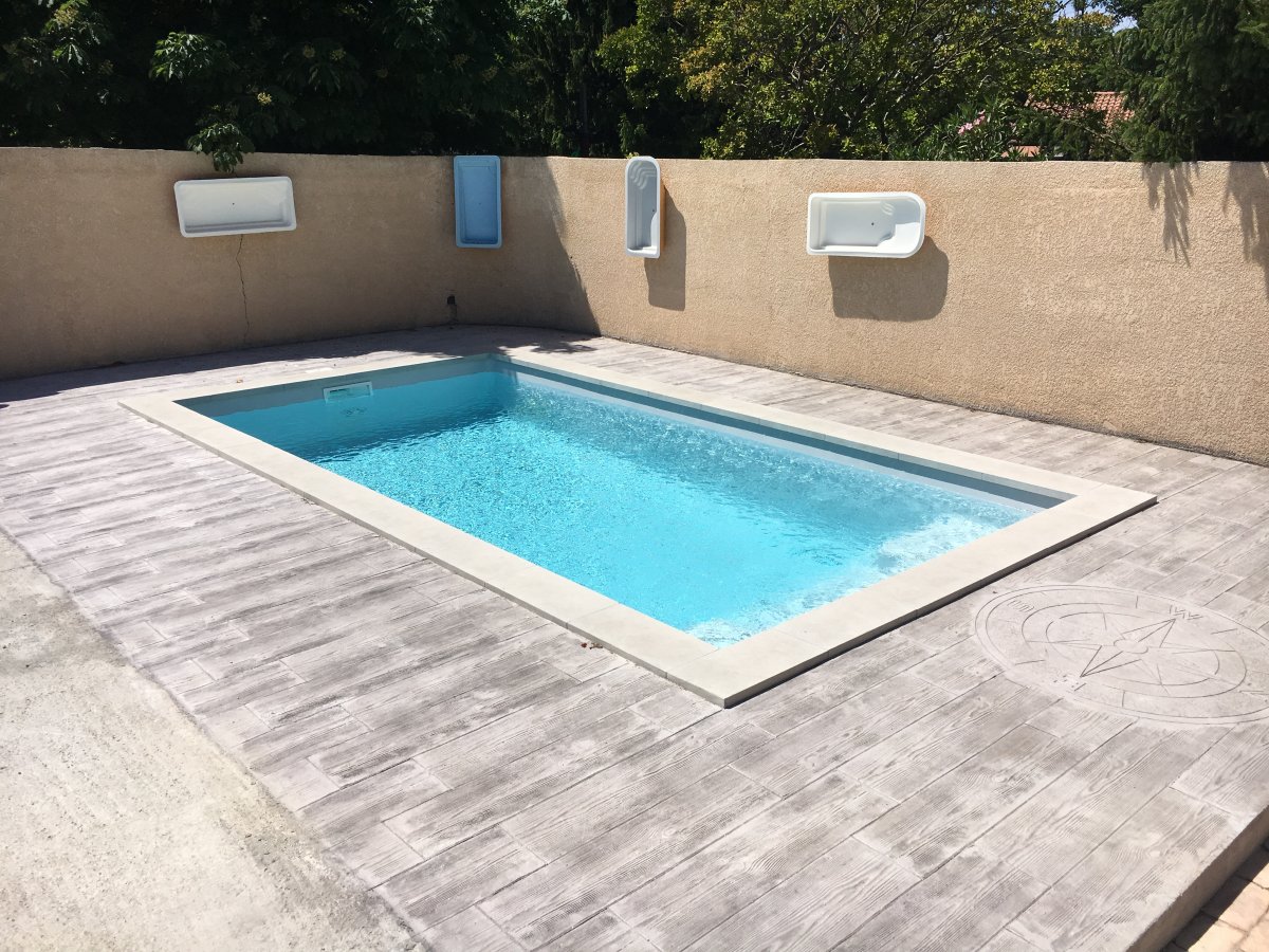 Photo piscine coque rectangle avec marches droites - Photo d'une piscine coque