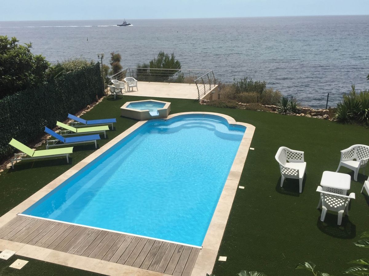 coque polyester escalier roman - Photo piscine à coque