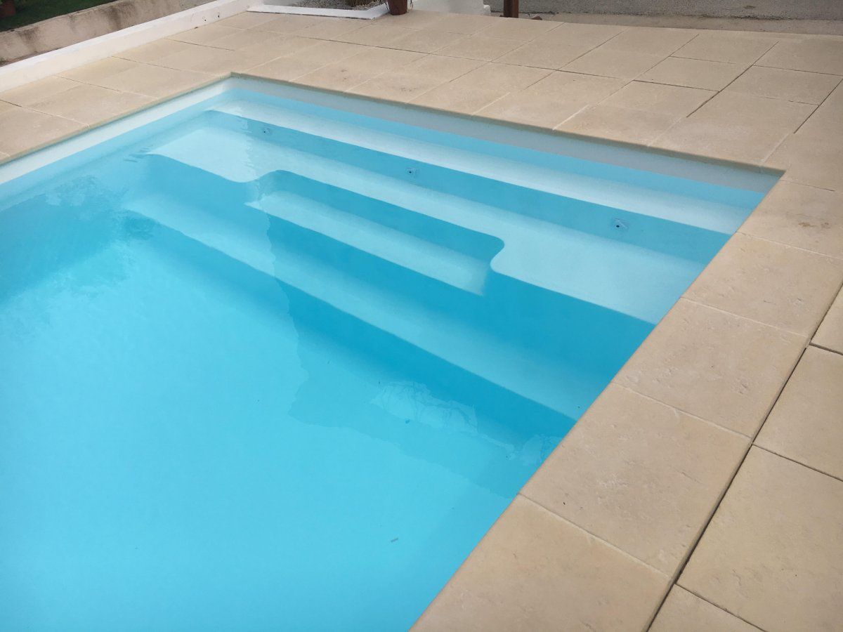 Escalier droit coque 8x4  - Photo piscine à coque