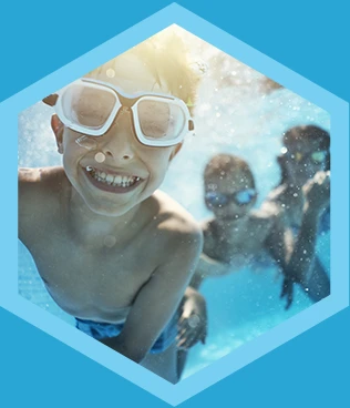 enfant dans une piscine en coque