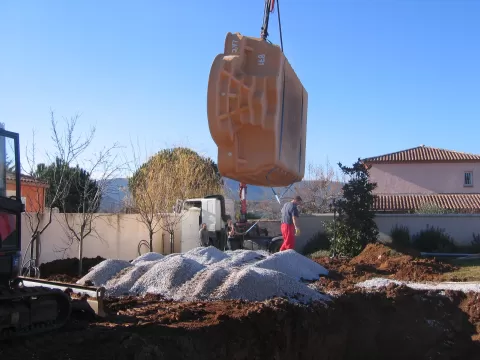 Livraison d'une piscine coque par camion grue