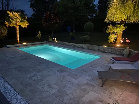 Piscine coque avec plage immergée - Lac du bourget