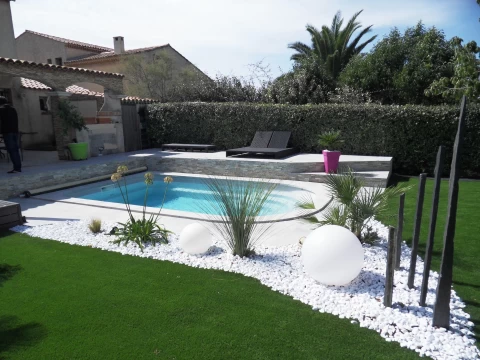 Terrasse et aménagement paysager autour d'une piscine 