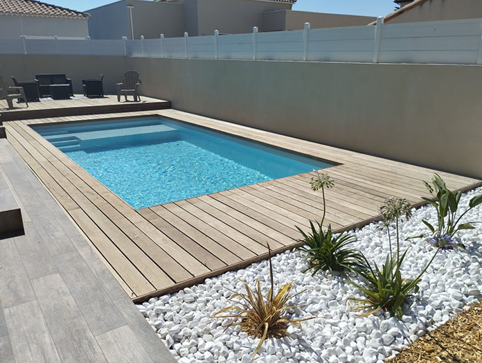 piscine avec plage grise - Photo piscine à coque