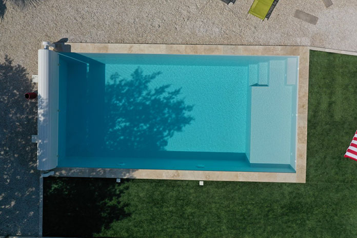 plage 1,50m environ de piscine de 8m