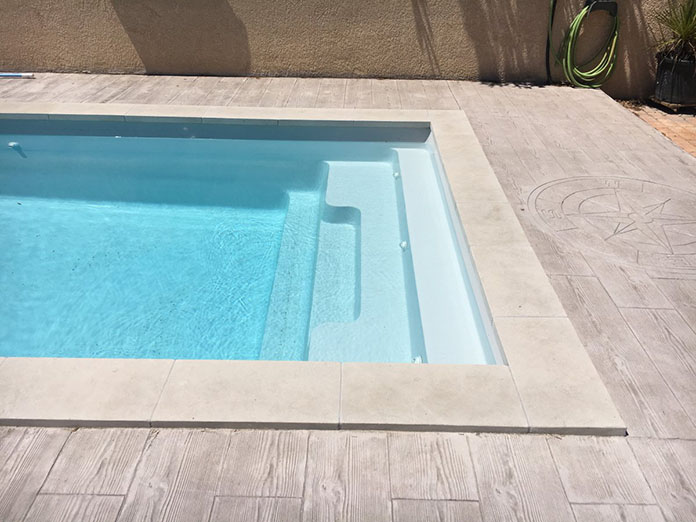 Escalier droit avec banquette - Photo piscine à coque