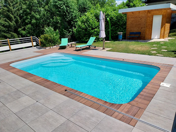 piscine a coque 7m avec grosse banquette