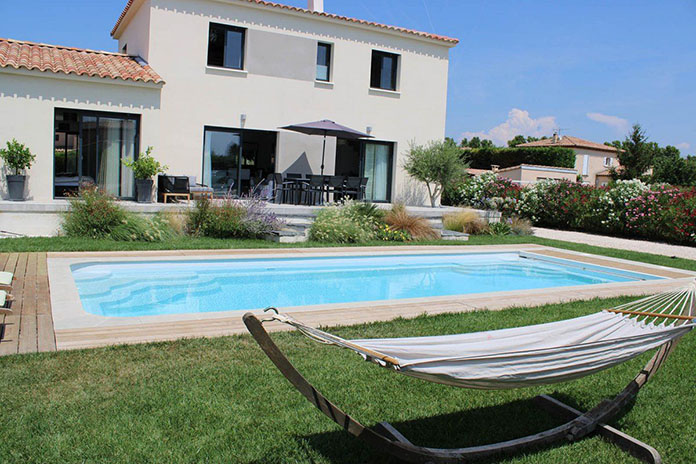 Grande piscine avec couloir de nage