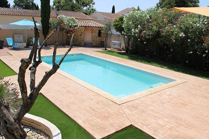 piscine à coque 8 par 4 fond plat