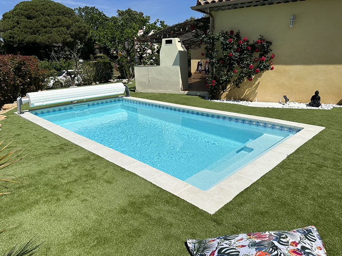 piscine coque 6,90m avec volet hors sol