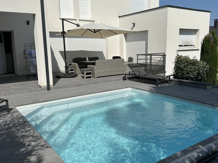 Piscine carré paroi droite - Photo piscine à coque