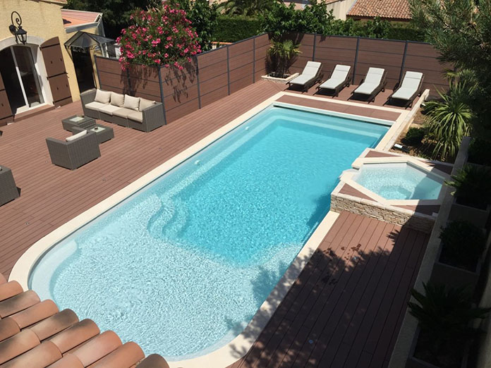 piscine grande plage avec bois - Photo piscine à coque