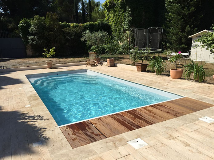 Piscine rectangle et volet roulant