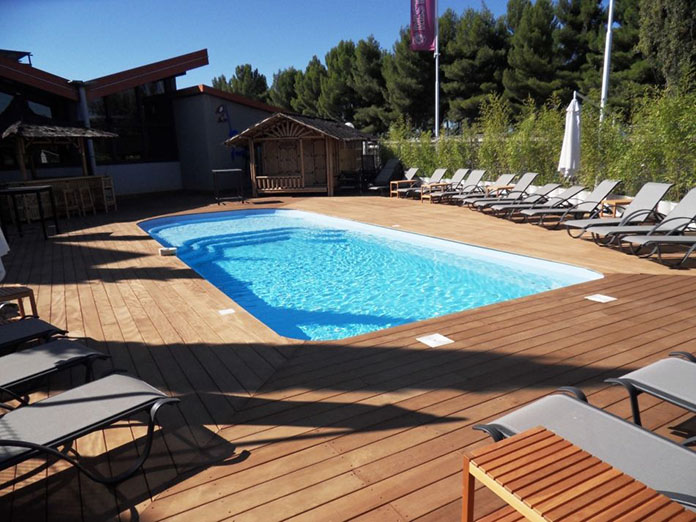 Piscine polyester, plage et extérieur bois ipe