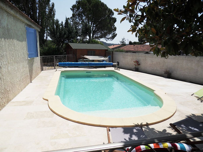 Piscine &agrave; coque vert lagon