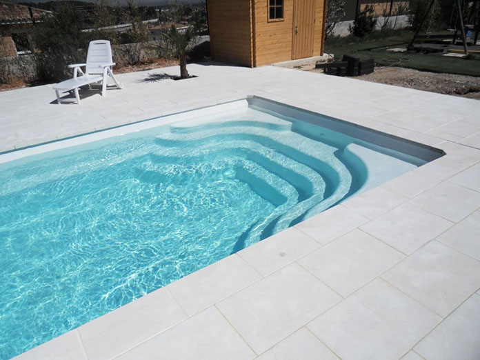 Piscine moderne à angle droit