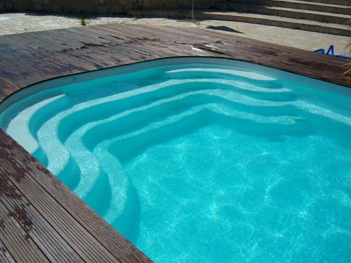Piscine polyester, escalier piscine