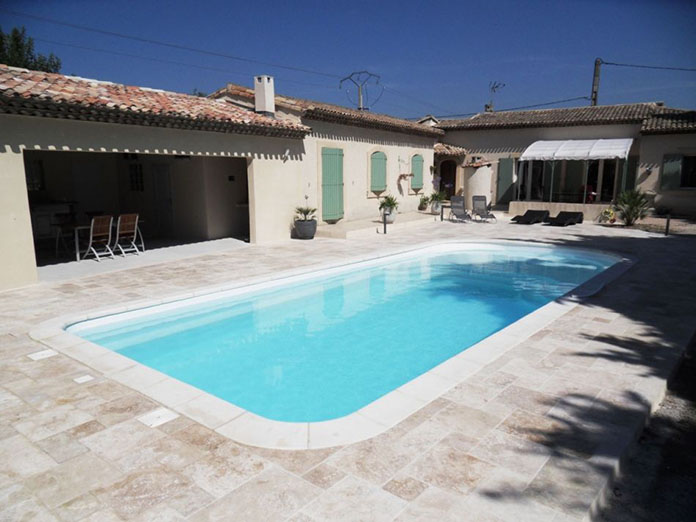 Grande piscine en plage en monobloc polyester