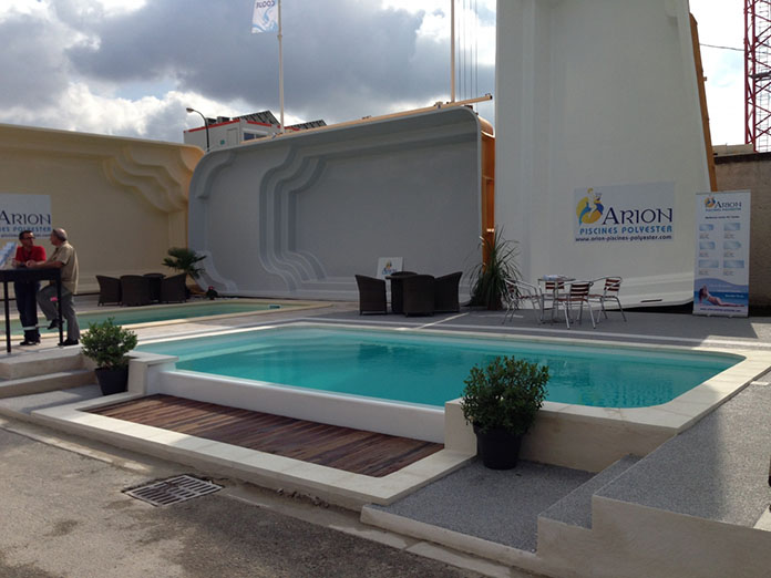 piscine polyester à débordement latéral