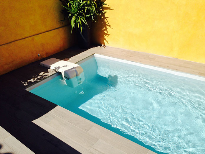 piscine à coque avec bloc filtrant cavalier - Photo piscine à coque