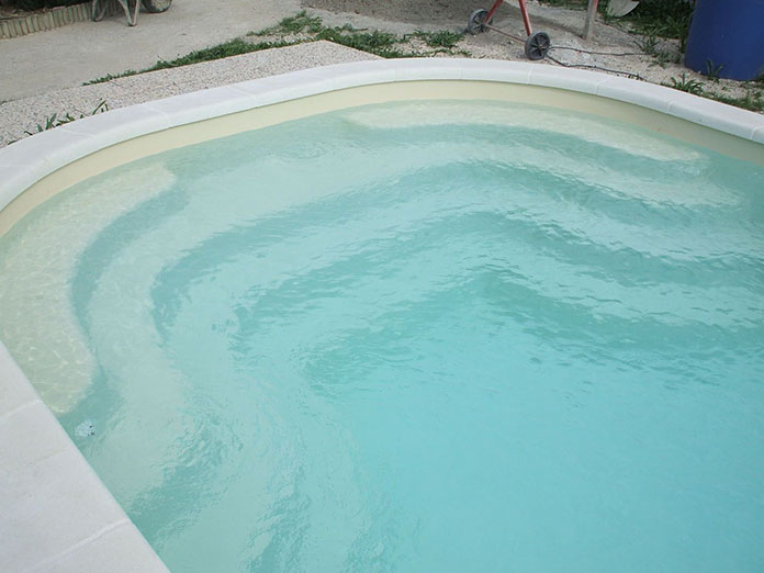 Piscine polyester, escalier lac d'allos