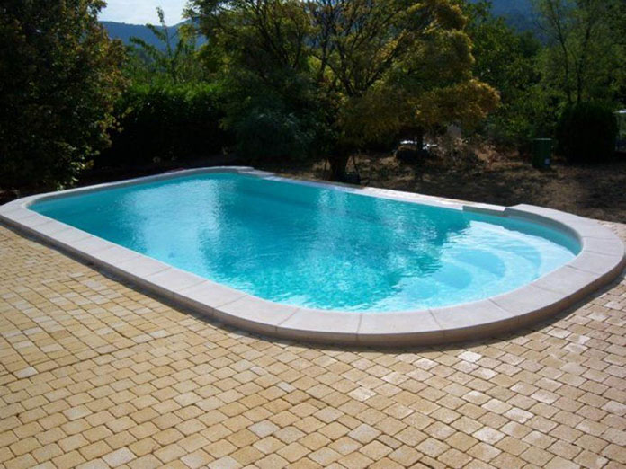 Piscine a débordement latéral