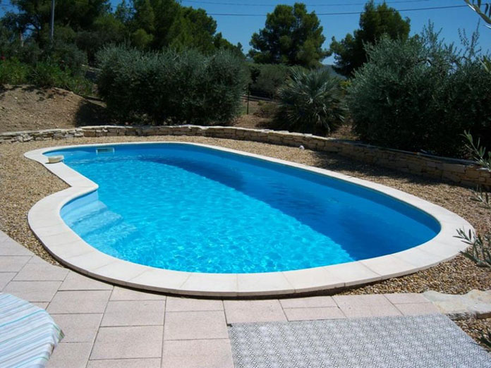 Piscine coque à forme ovale 