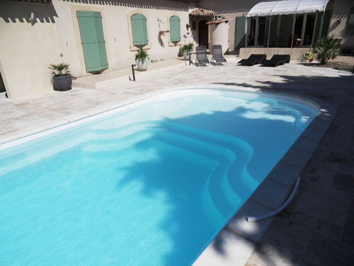 Piscine en coque avec une plage