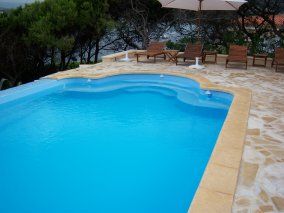escalier roman et piscine en pente - Photo piscine à coque