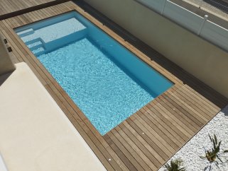 piscine de 7m avec grande plage - piscine coque polyester