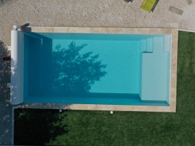 plage 1,50m environ de piscine de 8m - piscine coque polyester