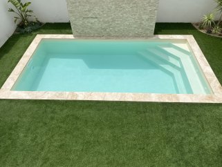 piscine beige avec l'escaliers dans l'angle - piscine coque polyester