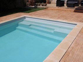 piscine rectangle avec plage grosse banquette - Photo piscine à coque