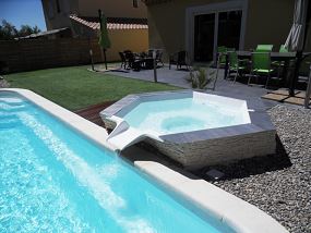 Photo spa à débordement hors sol - Photo piscine en polyester