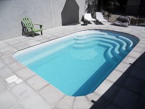 petite piscine moderne - piscine coque polyester