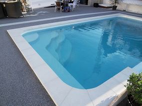 piscine rectangle avec grosse banquette - Photo piscine à coque