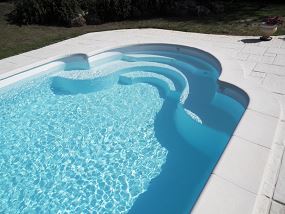 Piscine en escalier romain - piscine coque polyester