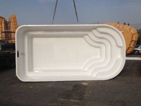 Piscine polyester, lac blanc sur flanc - piscine coque polyester