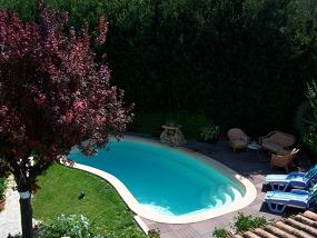 Piscine polyester avec dallage en tech - piscine coque polyester