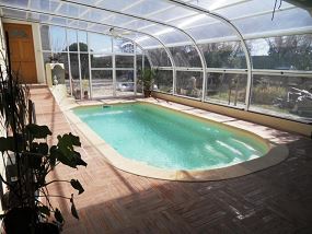 Piscine coque d'intérieur, aménagement piscine d'intérieur avec abris piscine