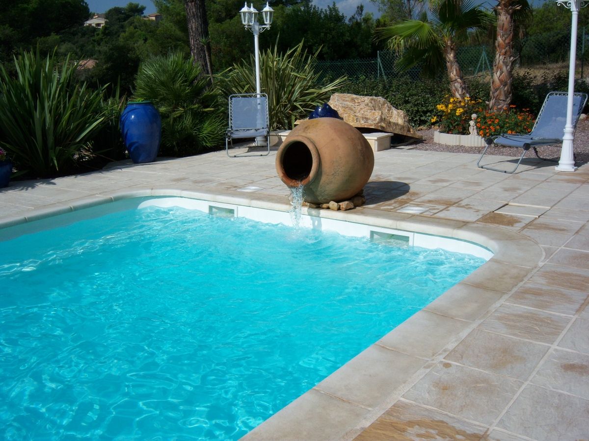 Fontaine pour grande piscine en coque - Photo piscine à coque