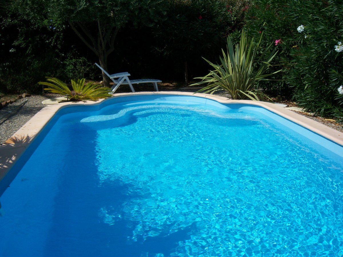 escalier romain d\'une coque polyester - Photo piscine à coque