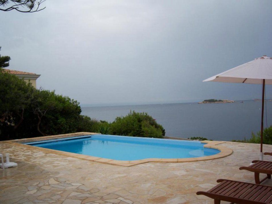 Piscine polyester avec coffre, bord de mer - Photo d'une piscine coque