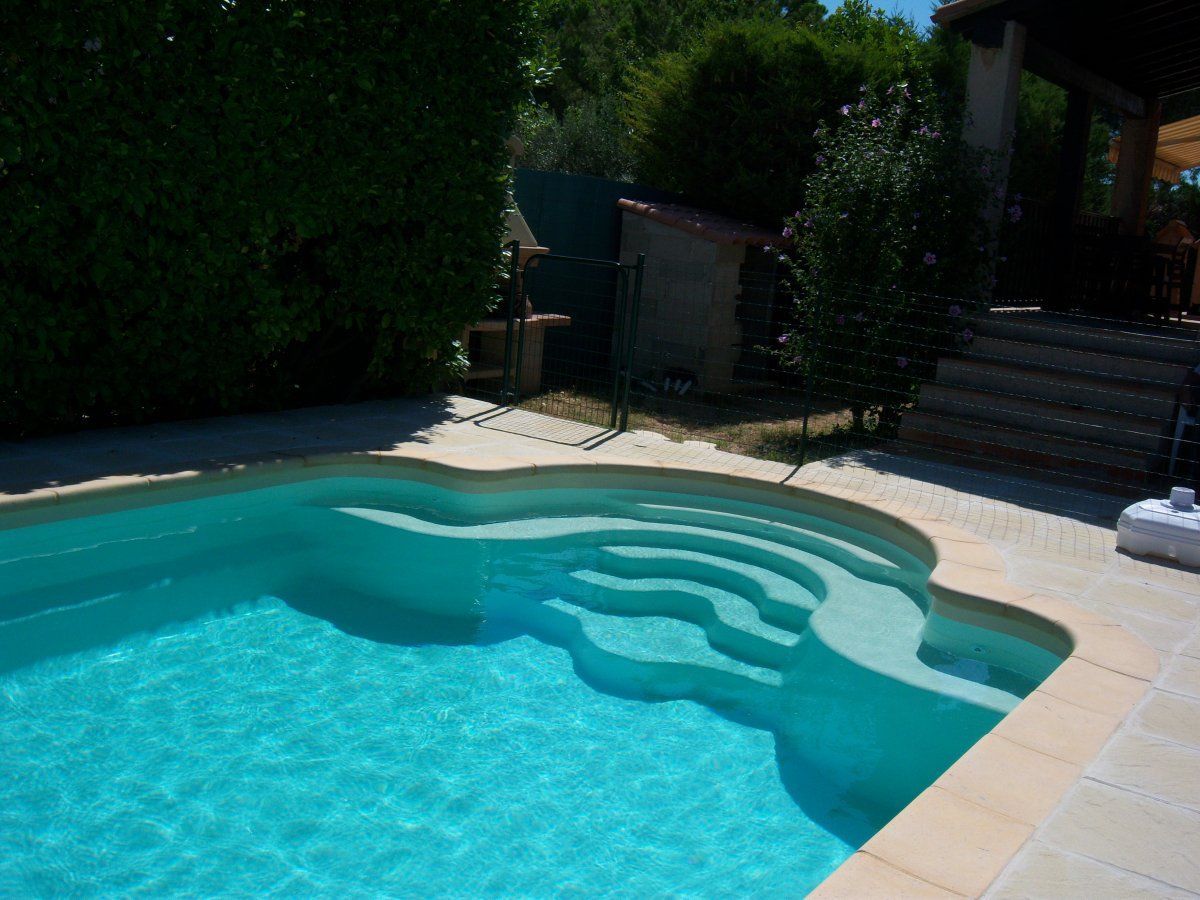 escalier romain dans piscine beige