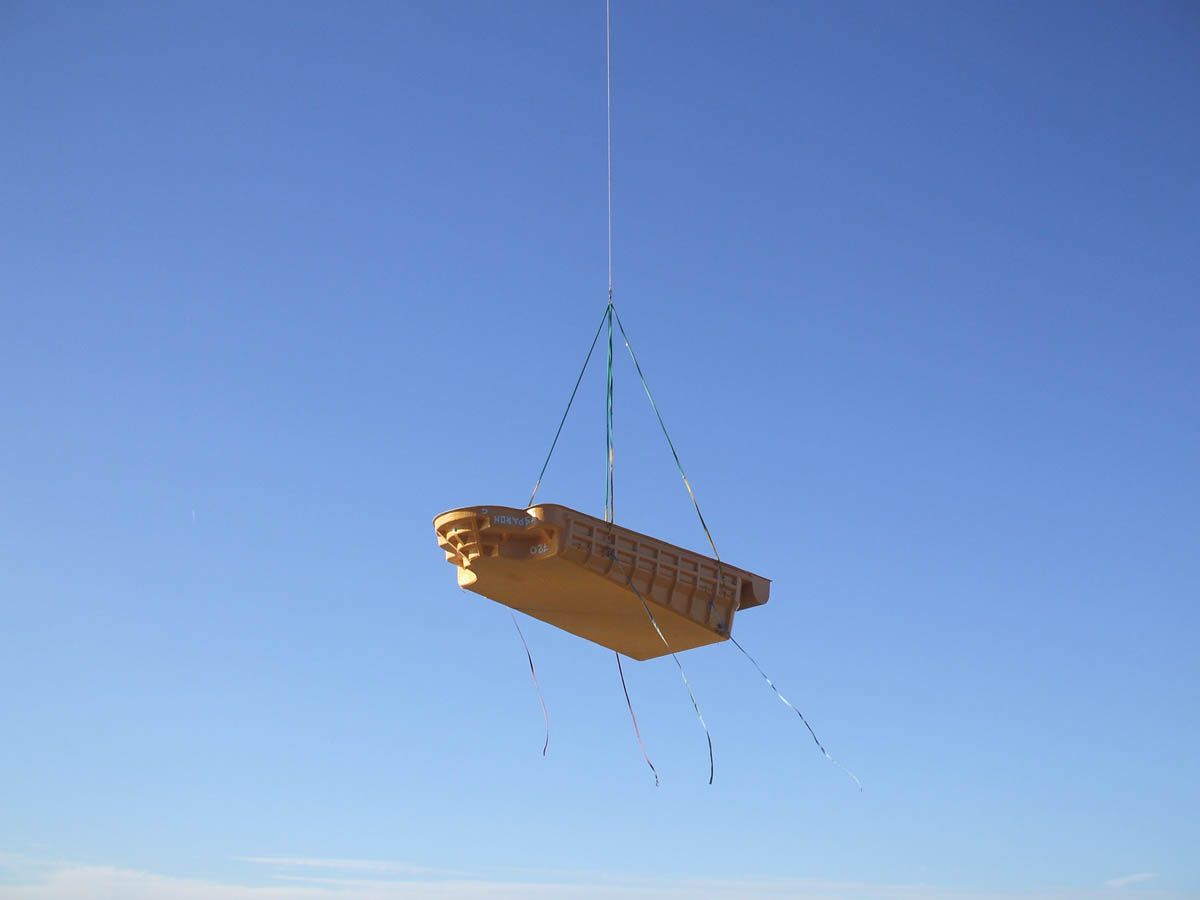 Photo Piscine polyester, h?liportage, livraison par h?licopt?re - Photo d'une piscine coque