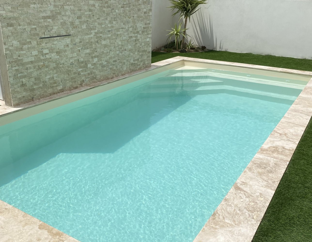 piscine beige avec paroi droite - Photo piscine à coque