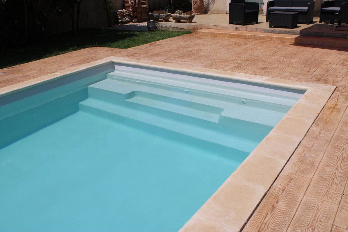 piscine rectangle avec plage grosse banquette - Photo piscine à coque