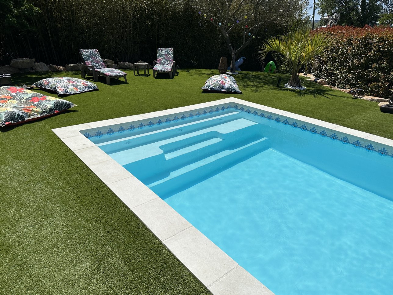 marche droite sur piscine coque - Photo piscine à coque