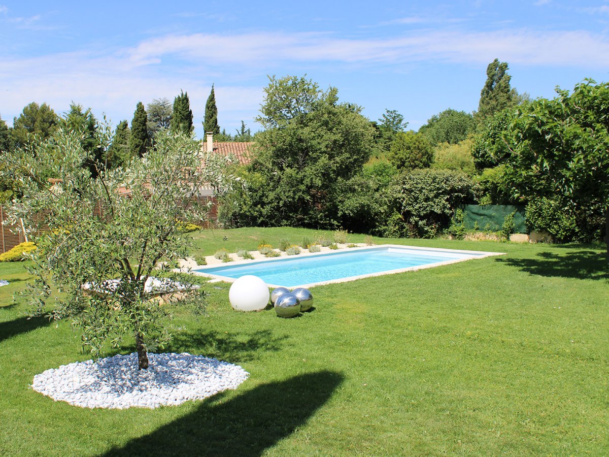 Piscine grise avec gazon autour - Photo piscine à coque